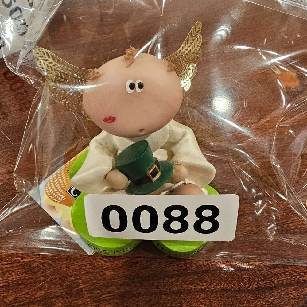 Angel Cheeks "Kiss Me Im Irish" Figurine With Metal Wings & Green Shamrock Base - Picture 9 of 10